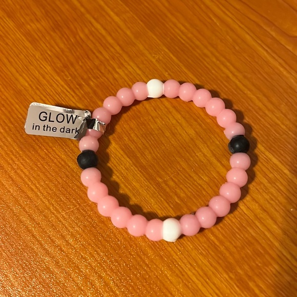 ICING | Pink Glow-In-The-Dark Fortune Stretch Bracelet - Picture 2 of 5
